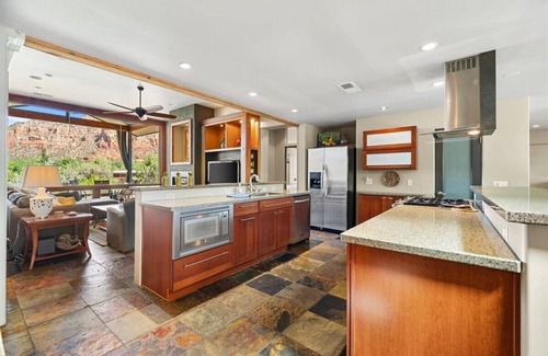 West Sedona House | Beauty and the Beast Stunning Home, Stunning Views, Walk to Town Weekly Discount