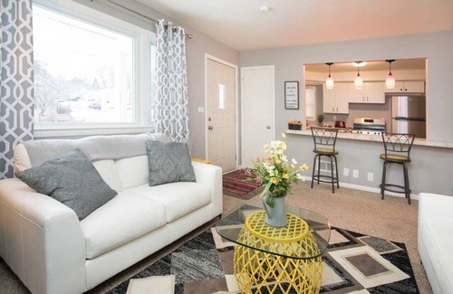 Benson House | Beauty in Benson! Remodeled 5 Bedroom (Sleeps 14)