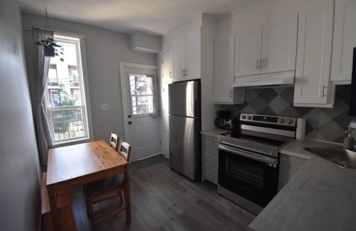 Verdun Apartment | Beauty, Metro, parking, wi-fi, 2bdrm, A/C, Smart TV - 20% off stays 32 days + !