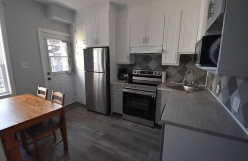 Verdun Apartment | Beauty, Metro, parking, wi-fi, 2bdrm, A/C, Smart TV - 20% off stays 32 days + !