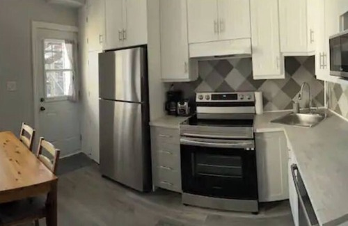 Verdun Apartment | Beauty, Metro, parking, wi-fi, 2bdrm, A/C, Smart TV - 20% off stays 32 days + !