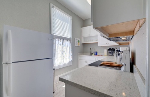 Galveston Apartment | Beauty on Ball - Main 2 - King Bed, Near restaurants and beach!