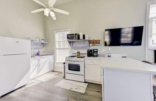 Galveston Apartment | Beauty on Ball -Studio 3- King Bed, Great Location