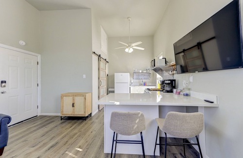 Galveston Apartment | Beauty on Ball -Studio 3- King Bed, Great Location