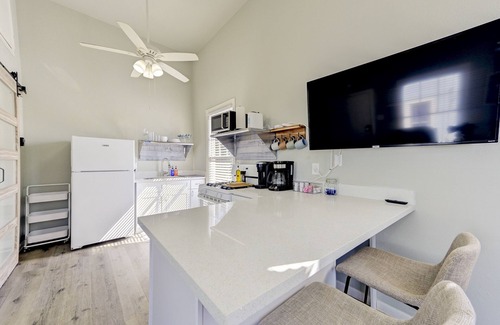 Galveston Apartment | Beauty on Ball -Studio 3- King Bed, Great Location