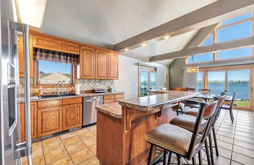 Green Bay House | Beauty on the Bay! Breathtaking sunrises! 15 minutes to Lambeau!