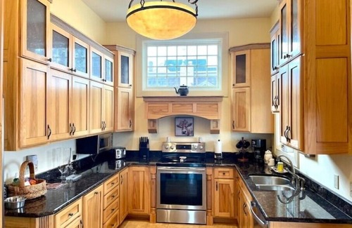Dubuque House | Beauty on the Bluff