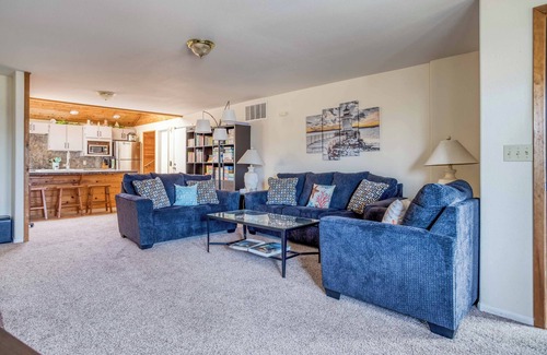 Lincoln City House | Beauty with Ocean View, Skylights, King Suite, Bonus Room Half Block to Beach!
