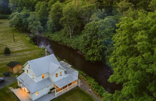Livingston Manor House | Beaver Cottage - Waterfront, Hot Tub, Fire Pit, Group House