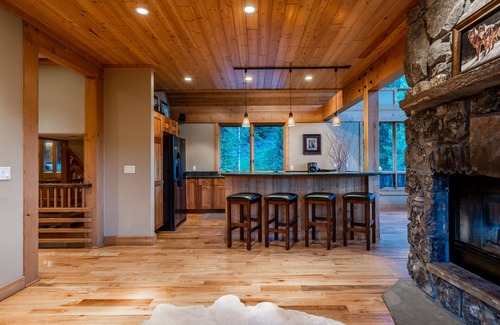 Gallatin Gateway House | Beaver Creek Lodge-Custom Home on 20 Acres with Creek Frontage and a hot tub!