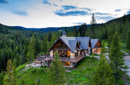 Gallatin Gateway House | Beaver Creek Lodge-Custom Home on 20 Acres with Creek Frontage and a hot tub!
