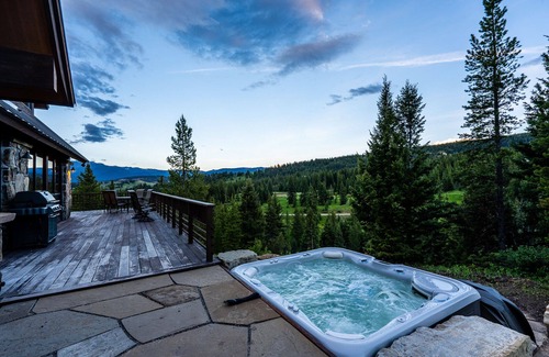 Gallatin Gateway House | Beaver Creek Lodge-Custom Home on 20 Acres with Creek Frontage and a hot tub!