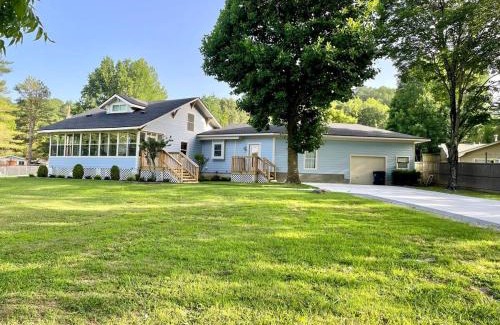 Prairie Creek House | Beaver Lake Modern Getaway -3 bedroom house