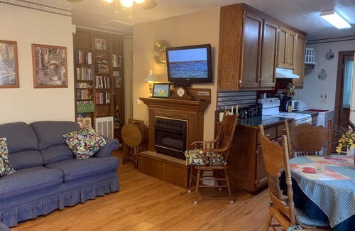 Rogers Cottage | Beaver Lake Rent Cabin Lg Covered Deck Room~Firepit~Quiet~Private~7Mi Rogers AR