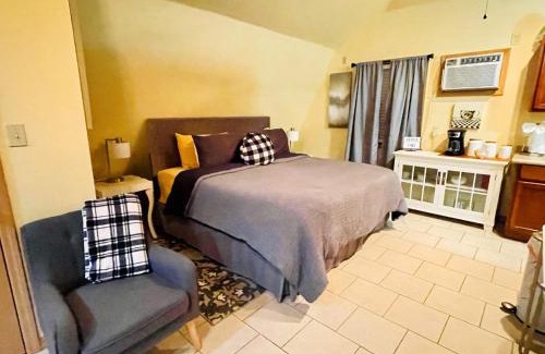 Beaver Shores House | Beaver Lake Studio - King size bed and lake view