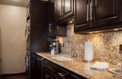 Prairie Creek House | Beaver Lake Townhome: Balcony, King Bed & Gym