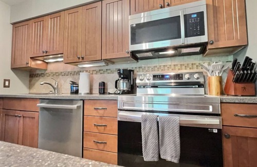 Central Vermont- Killington Apartment | BeaverBox AC, Pool, Hot Tub, Sauna, Near Resort