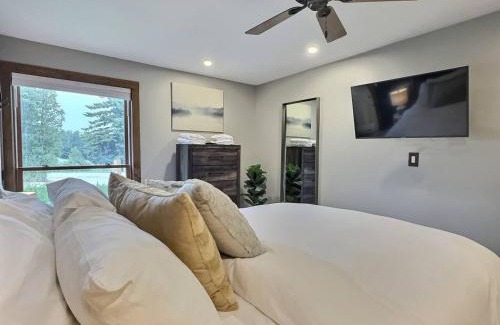 Central Vermont- Killington Apartment | BeaverBox AC, Pool, Hot Tub, Sauna, Near Resort