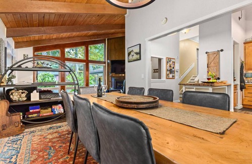 Beaverton House | Beaverton Highlands Retreat