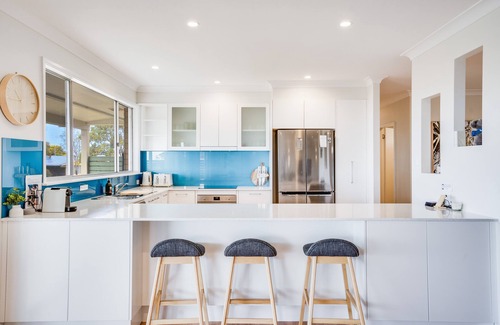 Forster House | Becker Bliss - 5 bedrooms, ocean views, sleeps 12