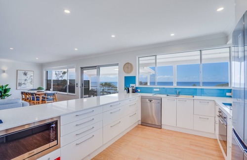 Forster House | Becker Bliss - 5 bedrooms, ocean views, sleeps 12