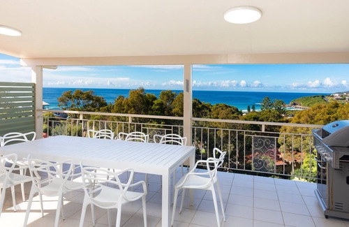 Forster House | Becker Bliss - 5 bedrooms, ocean views, sleeps 12