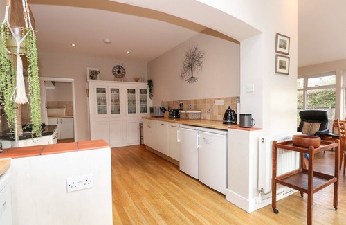Overstrand House | BECKHYTHE COTTAGE, pet friendly, with open fire in Overstrand