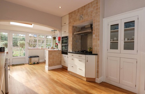Overstrand House | BECKHYTHE COTTAGE, pet friendly, with open fire in Overstrand