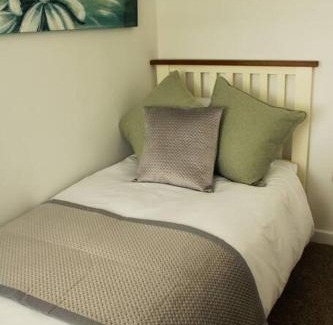 Kettering House | Beckleigh House, Kettering king or twin beds free parking x3