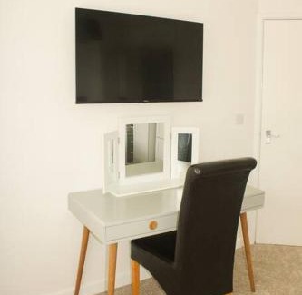 Kettering House | Beckleigh House, Kettering king or twin beds free parking x3