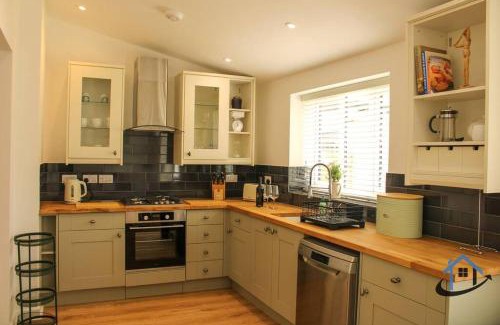 Kettering House | Beckleigh House, Kettering king or twin beds free parking x3