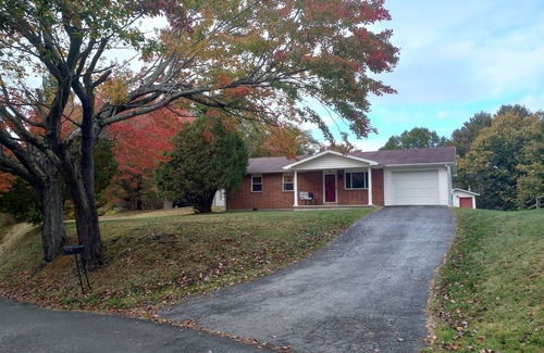 Bradley House | Beckley Escape . Near the Crossroads Mall and 20 minutes to the New River Gorge