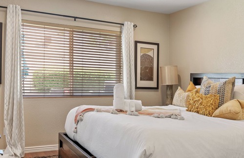 Covey House | Beck’s Place – Modern 3 BDR w/ Tons of Outdoor Space! Pet Friendly