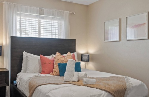 Covey House | Beck’s Place – Modern 3 BDR w/ Tons of Outdoor Space! Pet Friendly