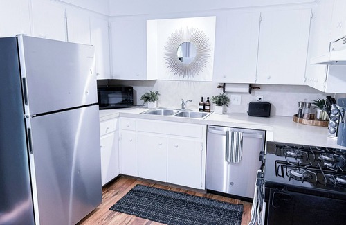 Grand Rapids House | Beckwith Bungalow - Mins from Downtown & Local Favorites, Updated, Modern