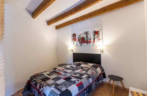 Auriac-du-Perigord Bed & Breakfast | Bed and Breakfast 'Chambre Coquelicot' with Shared Terrace and Shared Garden