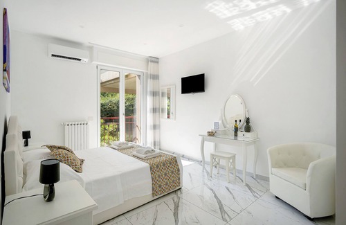 Piano di Sorrento Bed & Breakfast | Bed and Breakfast 'Suite Quadrupla Deluxe Superior' with Private Terrace, Wi-Fi and Air Conditioning