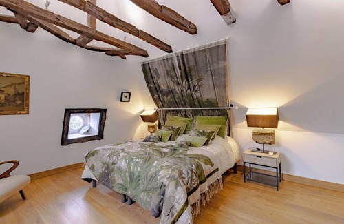 Sarlat-la-Caneda Bed & Breakfast | Bed and Breakfast 'Chambre Scarabee' with Shared Pool, Wi-Fi and Air Conditioning