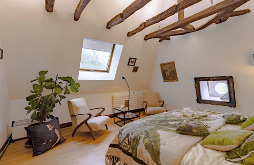 Sarlat-la-Caneda Bed & Breakfast | Bed and Breakfast 'Chambre Scarabee' with Shared Pool, Wi-Fi and Air Conditioning