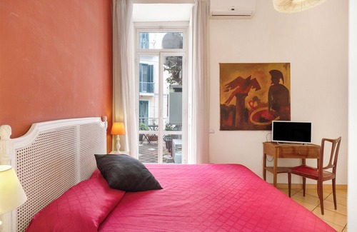 Historical Downtown Salerno Bed & Breakfast | Bed and Breakfast 'Camera Doppia' with Private Terrace, Wi-Fi and Air Conditioning