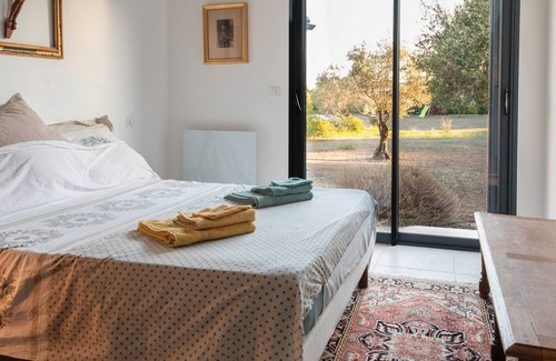 Aleria Bed & Breakfast | Bed and Breakfast 'Chambre 2' with Mountain View, Shared Pool and Wi-Fi