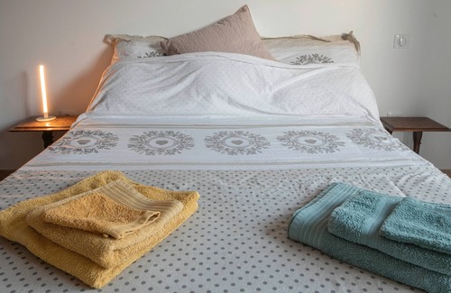 Aleria Bed & Breakfast | Bed and Breakfast 'Chambre 2' with Mountain View, Shared Pool and Wi-Fi