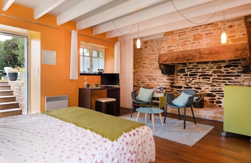 Arzano Bed & Breakfast | Bed and Breakfast 'Chambre Magnolia' with Shared Pool, Shared Terrace and Wi-Fi