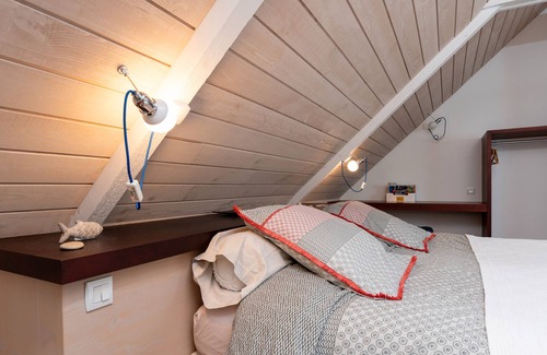 Arzano Bed & Breakfast | Bed and Breakfast 'Chambre Campanule' with Shared Pool, Shared Terrace and Wi-Fi