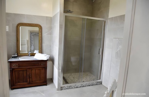 Rouille Bed & Breakfast | Bed and Breakfast 'Chambre Double - Vue Sur Parc' with Shared Garden and Wi-Fi