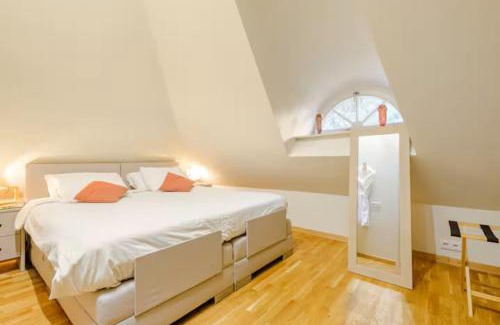 Oss Apartment | Bed and Breakfast De Haen - Privé-appartementen van 43 of 60 m2 met tweepersoons bubbelbad - Finse sauna - in westvleugel van luxe villa