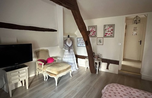 Suzay Bed & Breakfast | Bed and Breakfast 'English Roses' with Private Pool, Shared Garden and Wi-Fi