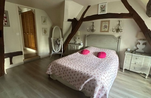 Suzay Bed & Breakfast | Bed and Breakfast 'English Roses' with Private Pool, Shared Garden and Wi-Fi