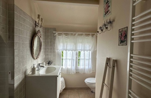 Suzay Bed & Breakfast | Bed and Breakfast 'English Roses' with Private Pool, Shared Garden and Wi-Fi