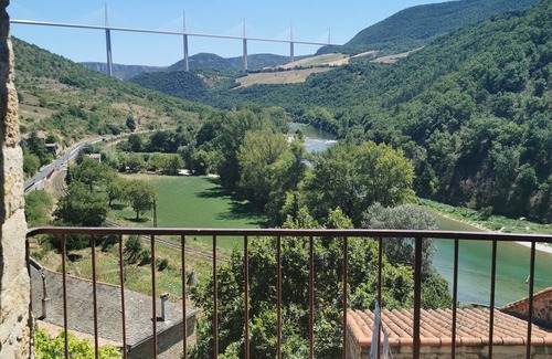 Compregnac Bed & Breakfast | Bed and breakfast facing the Millau viaduct and the Tarn river magnificent view
